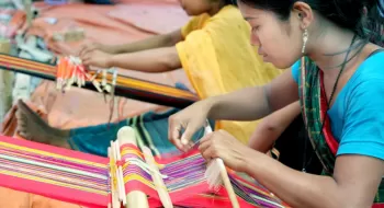 মনিপুরী তাঁতের শাড়ি তৈরিতে ব্যস্ত নারীরা